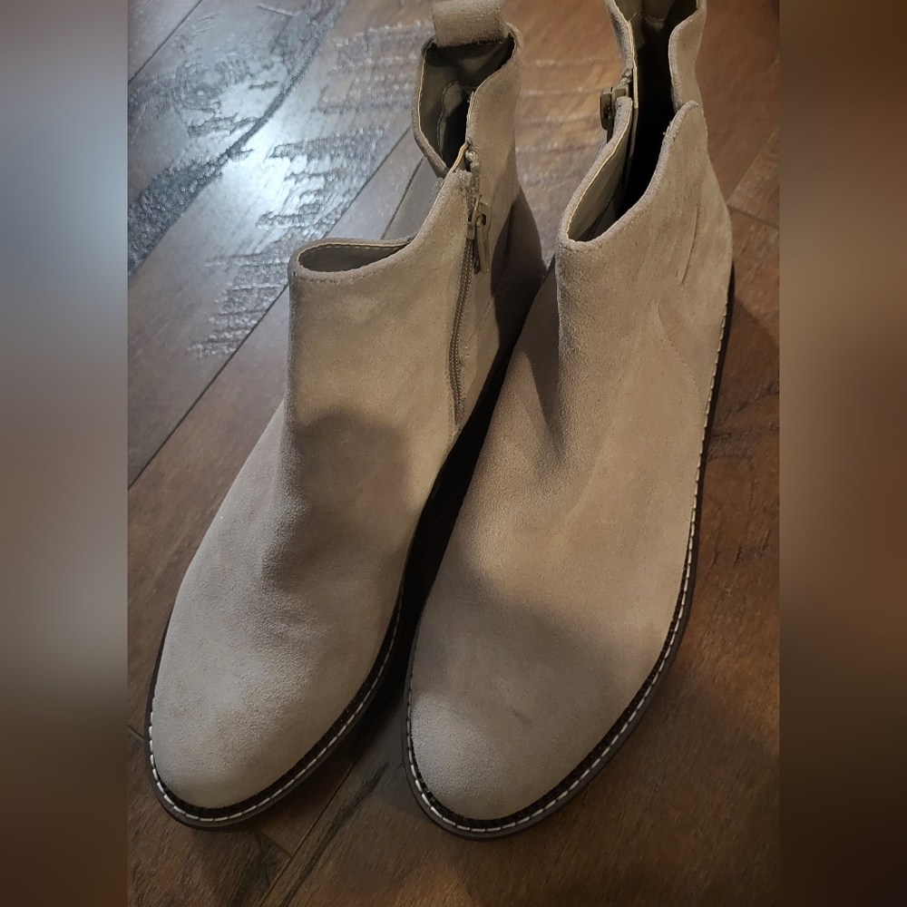 NWOT Women's Tan Suede Ankle Boots. Nordstrom. Water Resistant Size 9